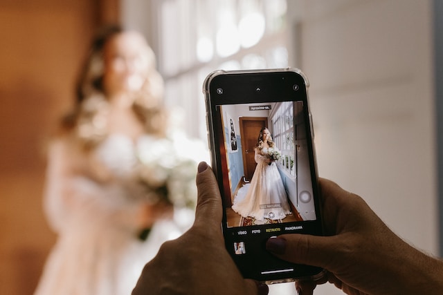 Miri fericiti cu amintiri de nuntă colectate prin LoveLensGallery